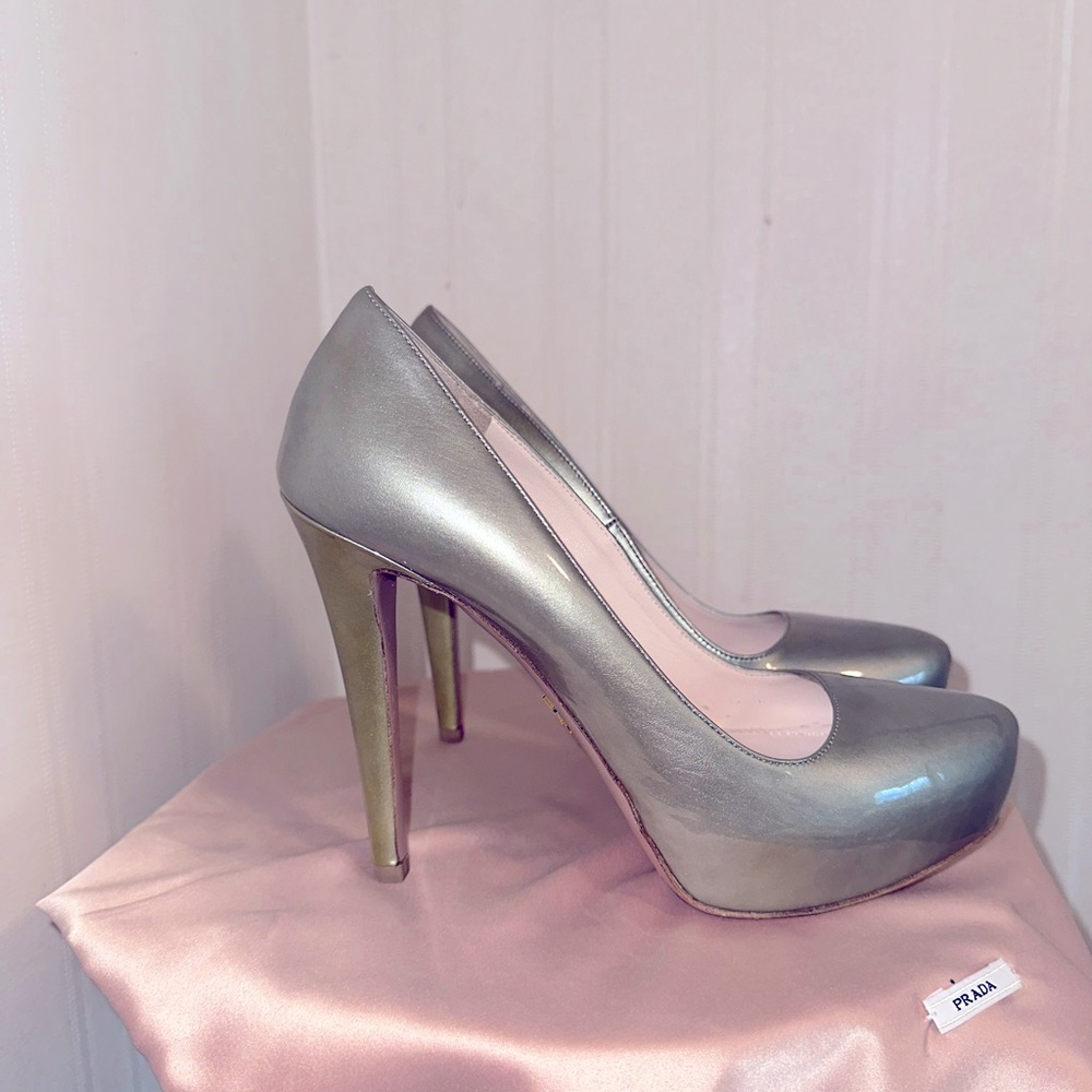 💃 $800 Prada Patent Leather Grey Pearl Platform Pumps Luxurious & Chic | Sz 37 - Picture 4 of 11